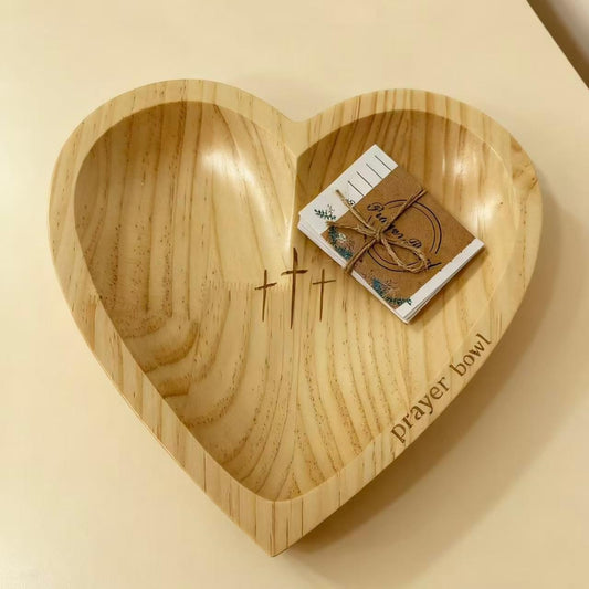 Houten kom in hartvorm om te bidden